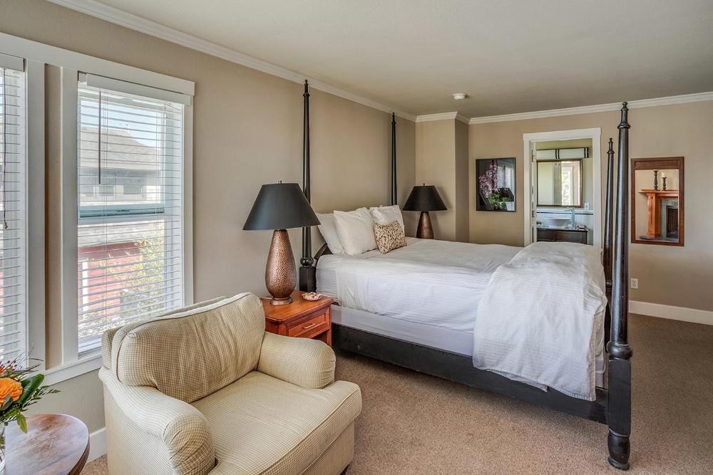 The Courtyard - Classic Queen (Children and Pet Friendly) interior